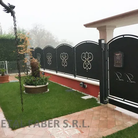Cancelli con recinzione decorate
