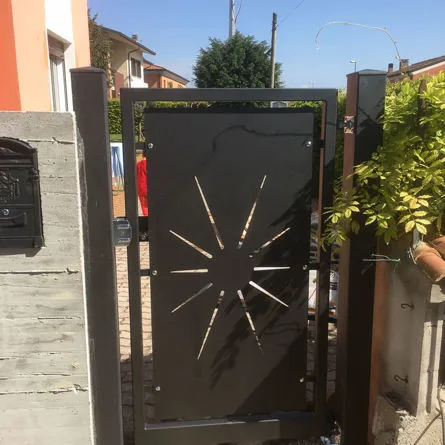 Portone con decorazione